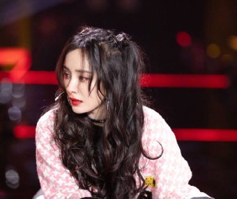 杨幂穿抹胸黑衣搭配粉裙!肤白貌美性感迷人