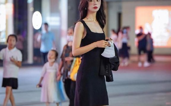 杭州街拍分享,温柔的女人穿复古风服装,气质很高级