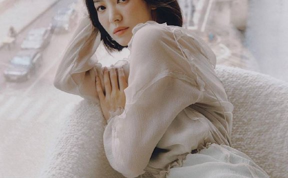 宋慧乔穿浅色系轻纱套装大秀曼妙身材！美得不可方物