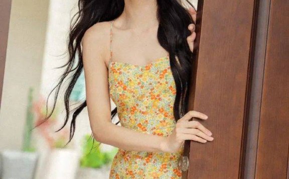 张予曦穿吊带黄色花裙超靓!性感甜美惹人爱