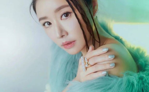 林心如清冷感大片风韵依旧！肤白貌美如年轻少女