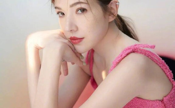 许玮甯身穿粉蓝套装大秀香肩!大美腿性感撩人