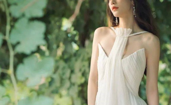 杨颖穿白色薄纱衣裙大秀香肩!优雅靓丽美得不可方物