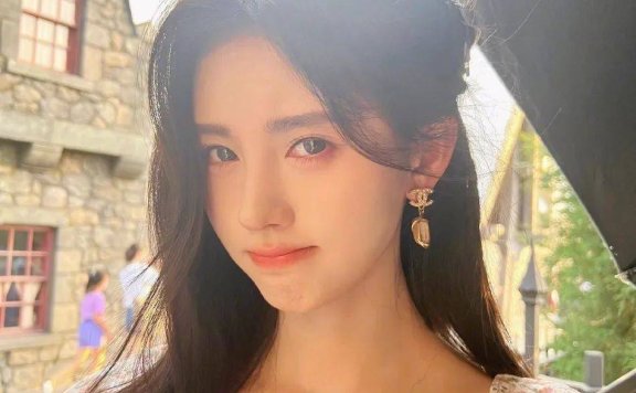 鞠婧祎手持魔杖大秀白皙小蛮腰！清新活泼美的让人心动