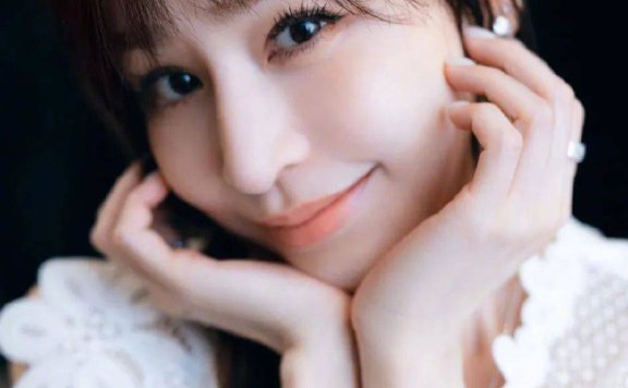 王心凌穿白色连衣裙梳单侧麻花辫,温婉清爽魅力十足!