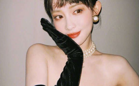 孟子义穿抹胸黑裙梳短发美若赫本!魔鬼身材性感撩人