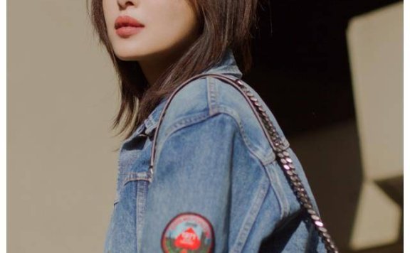 辛芷蕾铅笔裤穿出的腿让我羡慕不来，比笔杆还直