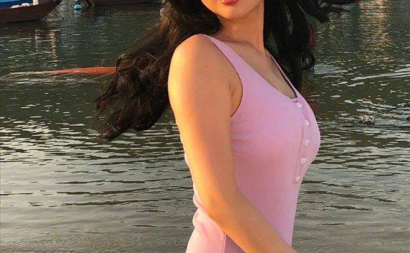 徐冬冬发紫色泳装写真大秀香肩!魔鬼身材性感火辣