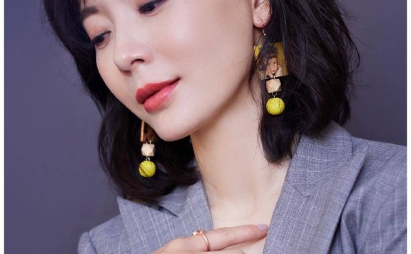 43岁陈数为什么喜欢留短发，因为短发适合奔三奔四的女性