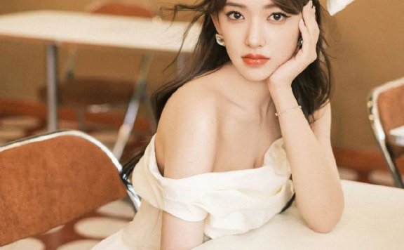 程潇穿白色开叉礼服裙大秀美腿!魔鬼身材尽显无遗