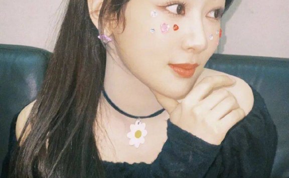 杨紫晒一字肩高马尾大秀香肩！雪肤娇嫩美得让人心动