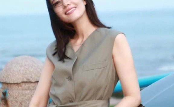 高圆圆夏日写真大秀白皙香肩!笑容甜美气质优雅