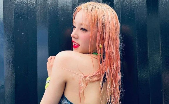 宋雨琦穿露背上衣大秀小蛮腰！魔鬼身材性感火辣