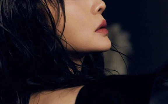 柳岩穿黑纱裙大秀玉背大美腿!魔鬼身材性感火辣