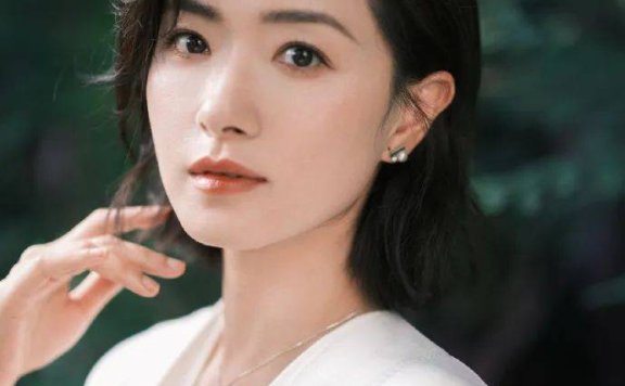 万茜穿白色衣裳清丽脱俗！曼妙身材美若窈窕仙子