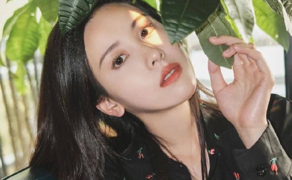 陈都灵穿黑色抹胸裙大秀香肩，微微一笑很倾城！