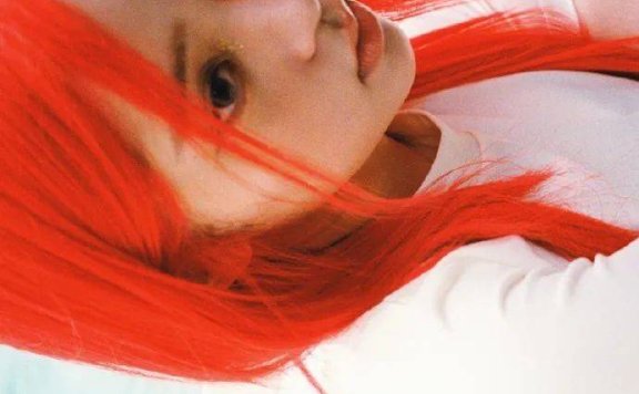 欧阳娜娜红发写真变身辣妹！浓妆艳抹太美艳