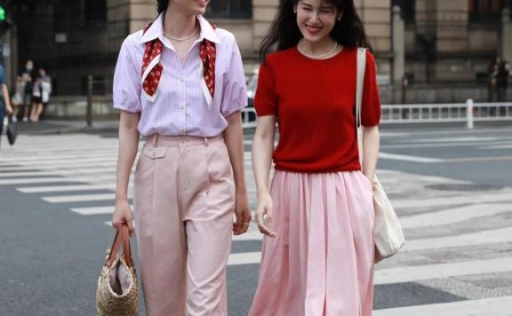 超养眼的闺蜜街拍,舒适又体面的穿搭照着穿美翻了