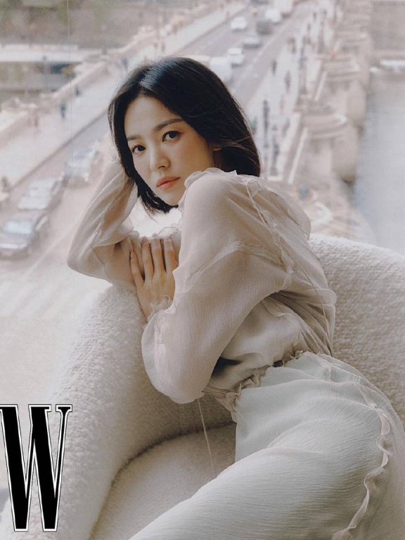 宋慧乔穿浅色系轻纱套装大秀曼妙身材!美得不可方物
