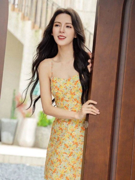 张予曦穿吊带黄色花裙超靓!性感甜美惹人爱