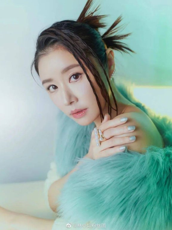 林心如清冷感大片风韵依旧!肤白貌美如年轻少女