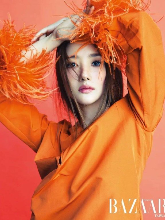 韩国女星朴敏英杂志写真!大美腿撩起的样子更是性感撩人