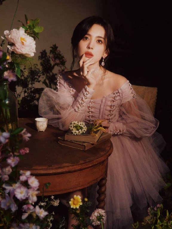 古力娜扎穿抹胸粉裙!一颦一笑宛如油画中的少女