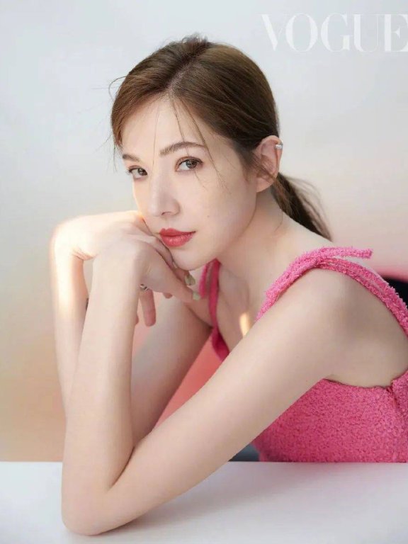 许玮甯身穿粉蓝套装大秀香肩!大美腿性感撩人