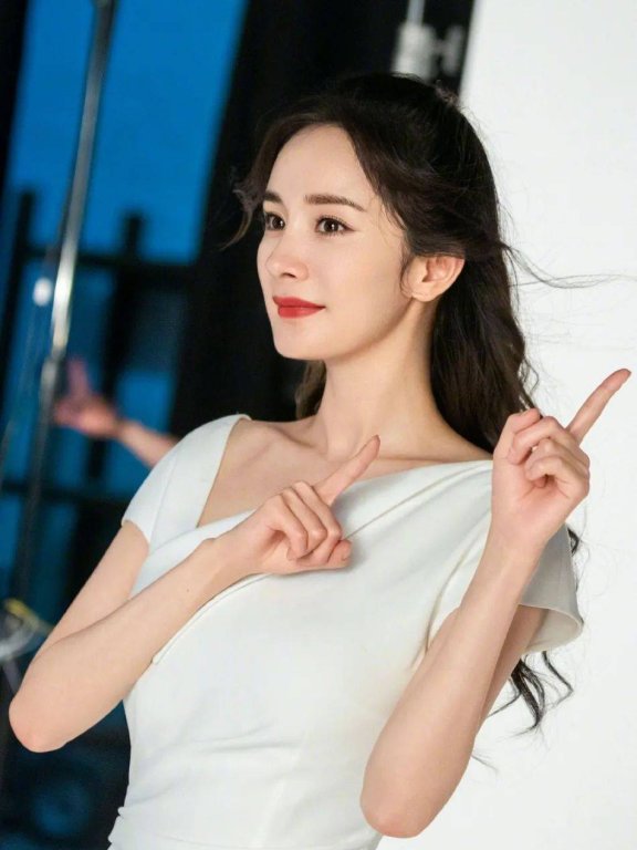 杨幂穿V领白裙优雅靓丽!微卷长发温柔优雅