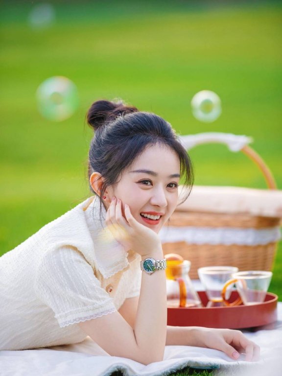 赵丽颖靓丽写真大秀小蛮腰!丸子头可爱又迷人