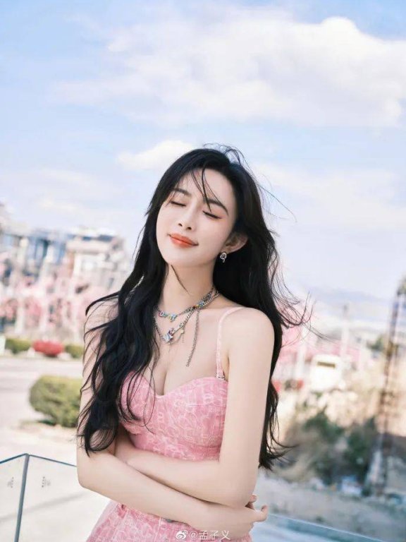 孟子义穿粉色衣裳大秀事业线!五官精致太迷人了