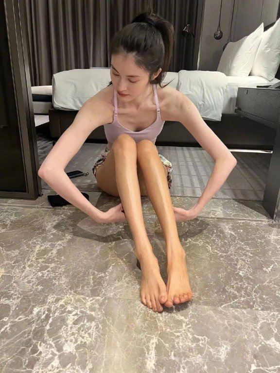 何穗晒美黑照片!大美腿黝黑身材超瘦被吐槽比例失调?