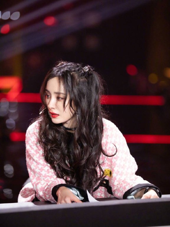 杨幂穿抹胸黑衣搭配粉裙!肤白貌美性感迷人