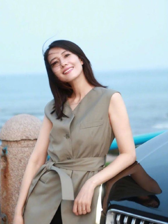 高圆圆夏日写真大秀白皙香肩!笑容甜美气质优雅