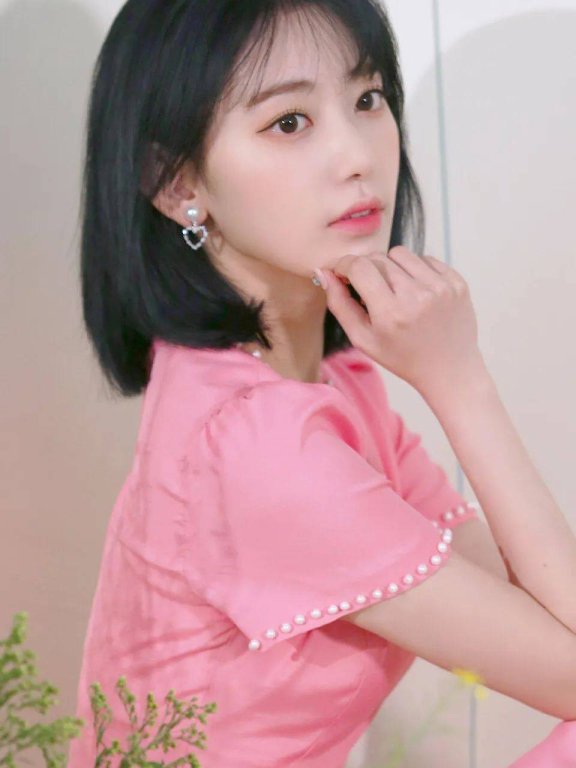 日本女星宮脇咲良写真大秀长腿,五官精致太美丽!