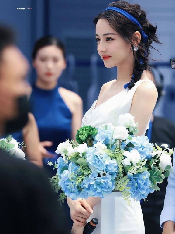 迪丽热巴穿白色连衣裙性感迷人!微微一笑很倾城