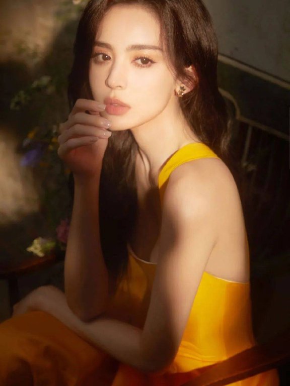 古力娜扎身穿明黄色长裙大秀美背!肤白貌美性感靓丽