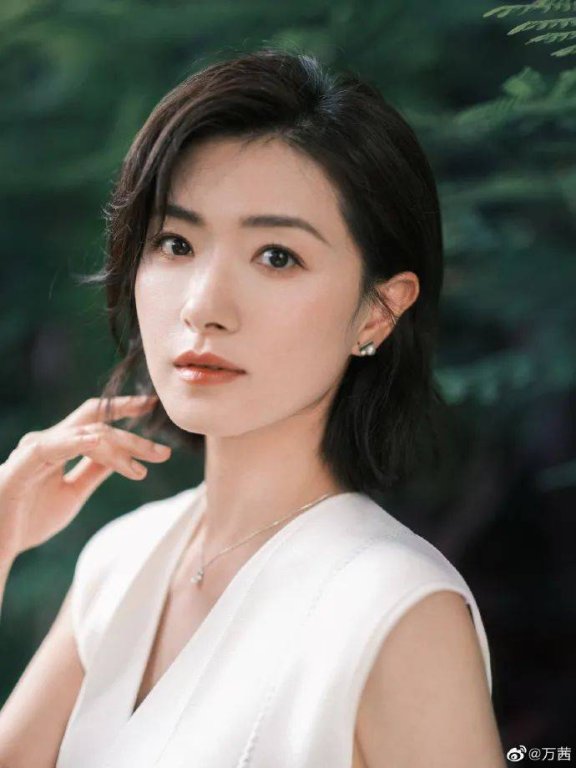万茜穿白色衣裳清丽脱俗!曼妙身材美若窈窕仙子