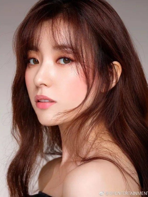 韩国女星韩孝周杂志写真大秀香肩!雪肤玉貌性感撩人