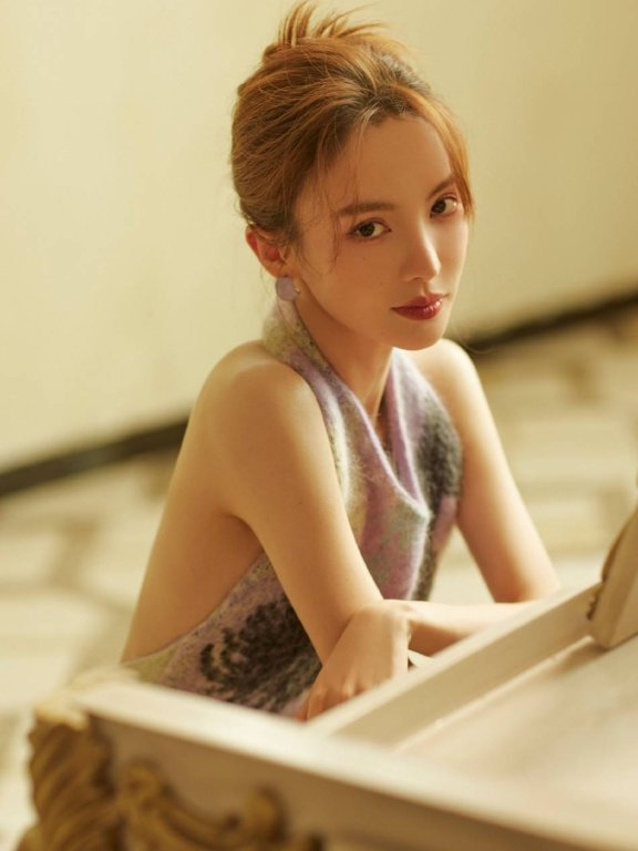 金晨穿露背裙秀白皙美背!曼妙身材性感撩人