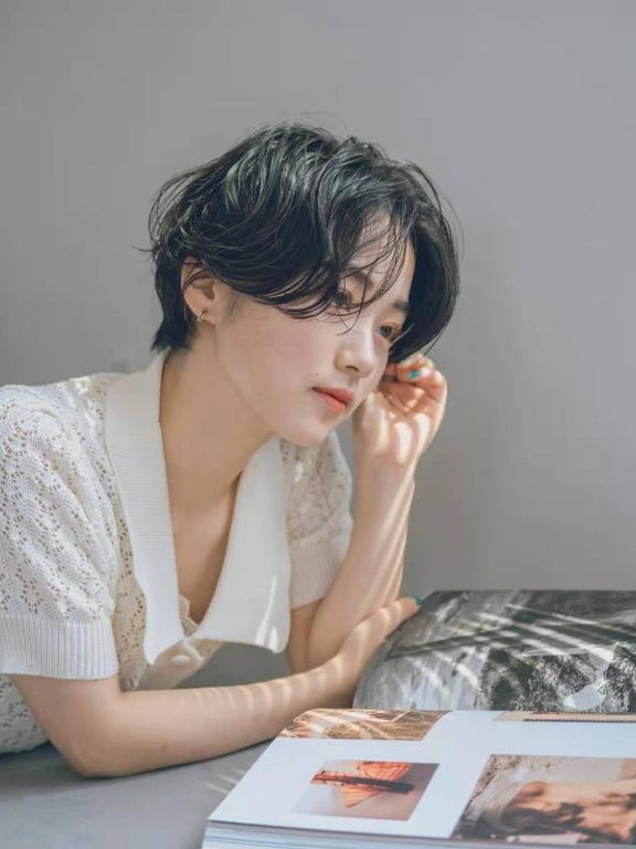 “治愈系”精灵短卷发有多美？看这9款发型就知道，甜酷飒不显老