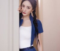 杨幂穿牛仔蓝套装秀纤细小蛮腰!肤白貌美大长腿太靓丽