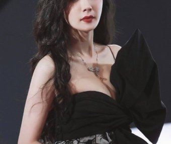 杨幂众多美艳写真大秀事业线!肤白貌美性感撩人