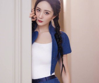 杨幂穿牛仔蓝套装秀纤细小蛮腰!肤白貌美大长腿太靓丽