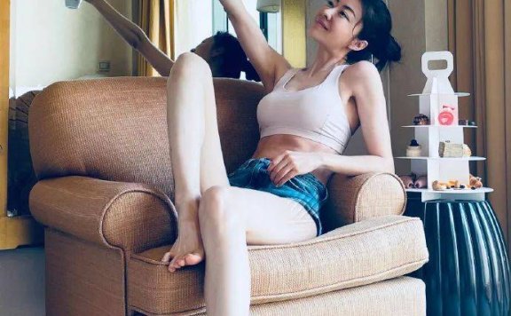 熊黛林穿运动背心大秀事业线和美腿!魔鬼身材性感火辣