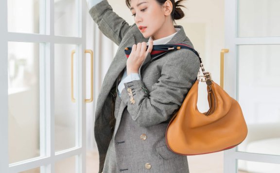 一个G形钩环玩转多种背法与轮廓:Gucci全新Attache手袋