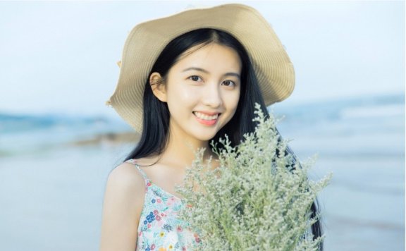 海边美女长发披肩清新甜美户外街拍图片写真