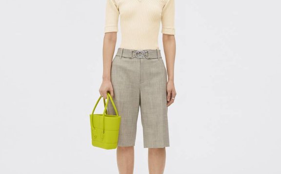 以鲜明色调带来玩味风格：Bottega Veneta为Mini Arco换上橡胶材质