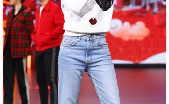 徐璐穿搭简单却很显白,关键衣服还“沾两片木耳”