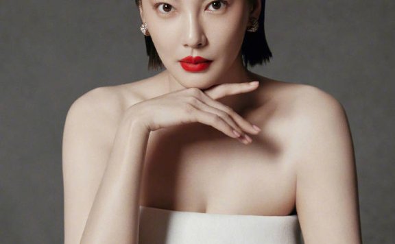 张雨绮穿抹胸黑裙大秀白皙香肩!魔鬼身材性感迷人